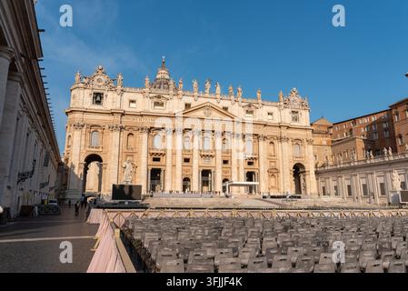 Eine redaktionelle Perspektive, die Reihen von grauen Stühlen zeigt, die in der leeren Piazza für bevorstehende religiöse Zeremonien aufgestellt sind, gelegen in der Vatikanstadt, Rom, Italien Stockfoto