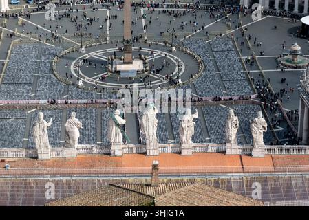 Nahaufnahme aus der Luft von hinten zeigt die Statue von Jesus Christus und die umliegenden Apostel auf dem Dach der Petersbasilika mit angeordneten Sitzgelegenheiten Stockfoto
