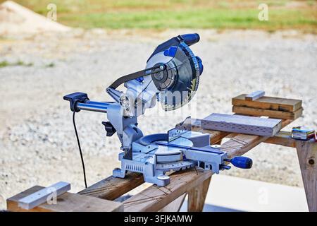 Schiebeinschnittsäge auf einer Holzschneideplattform Stockfoto