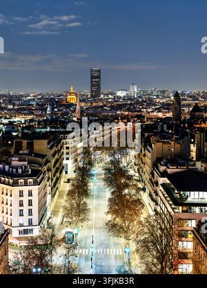 Erhöhte Nachtansicht über die beleuchtete Avenue Marceau und die Stadtlandschaft in Richtung Montparnasse-Turm und der Kuppel der Les Invalides in Paris, Frankreich. Stockfoto