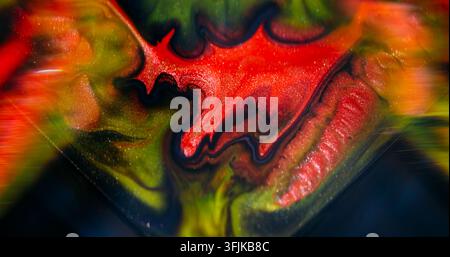Tintenfleck. Funkelnde Flüssigkeit. Unscharfe blau-grüne-rote Farbglitzer-Mischung, Acryl-Flecken-Textur, schwebend auf abstraktem Kunsthintergrund. Stockfoto