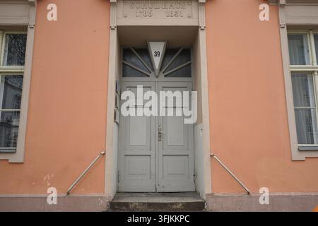 Historisches rosa verputztes Gebäude mit rotem Ziegeldach und Mansardenfenstern, Oberstufenzentrum Kraftfahrzeugtechnik, Berlin, Deutschland, März 2019 Stockfoto
