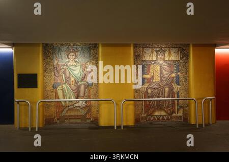 Farbenfrohes Interieur der U-Bahn-Station Richard-Wagner-Platz an der U7-Linie, Berlin, Deutschland, März 2019 Stockfoto