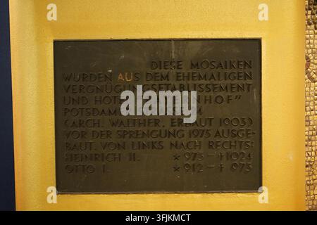 Farbenfrohes Interieur der U-Bahn-Station Richard-Wagner-Platz an der U7-Linie, Berlin, Deutschland, März 2019 Stockfoto