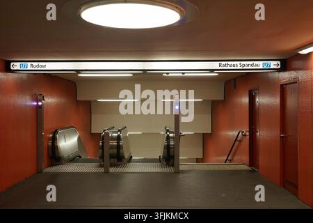 Farbenfrohes Interieur der U-Bahn-Station Richard-Wagner-Platz an der U7-Linie, Berlin, Deutschland, März 2019 Stockfoto