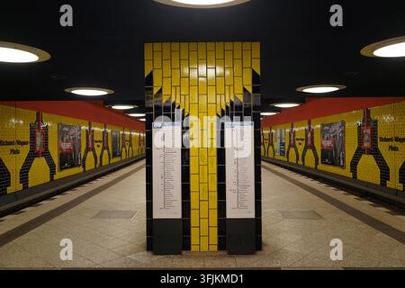 Farbenfrohes Interieur der U-Bahn-Station Richard-Wagner-Platz an der U7-Linie, Berlin, Deutschland, März 2019 Stockfoto