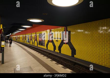 Farbenfrohes Interieur der U-Bahn-Station Richard-Wagner-Platz an der U7-Linie, Berlin, Deutschland, März 2019 Stockfoto