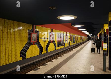 Farbenfrohes Interieur der U-Bahn-Station Richard-Wagner-Platz an der U7-Linie, Berlin, Deutschland, März 2019 Stockfoto