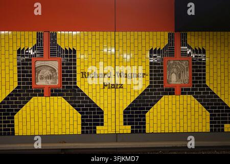 Farbenfrohes Interieur der U-Bahn-Station Richard-Wagner-Platz an der U7-Linie, Berlin, Deutschland, März 2019 Stockfoto