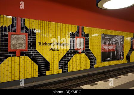 Farbenfrohes Interieur der U-Bahn-Station Richard-Wagner-Platz an der U7-Linie, Berlin, Deutschland, März 2019 Stockfoto