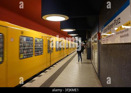 Farbenfrohes Interieur der U-Bahn-Station Richard-Wagner-Platz an der U7-Linie, Berlin, Deutschland, März 2019 Stockfoto