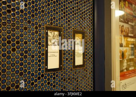 Farbenfrohes Interieur der U-Bahn-Station Richard-Wagner-Platz an der U7-Linie, Berlin, Deutschland, März 2019 Stockfoto
