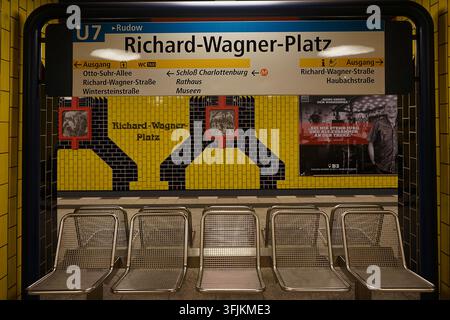 Farbenfrohes Interieur der U-Bahn-Station Richard-Wagner-Platz an der U7-Linie, Berlin, Deutschland, März 2019 Stockfoto