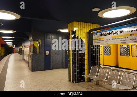 Farbenfrohes Interieur der U-Bahn-Station Richard-Wagner-Platz an der U7-Linie, Berlin, Deutschland, März 2019 Stockfoto