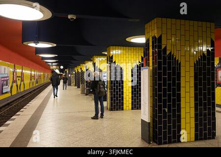 Farbenfrohes Interieur der U-Bahn-Station Richard-Wagner-Platz an der U7-Linie, Berlin, Deutschland, März 2019 Stockfoto