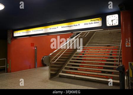Farbenfrohes Interieur der U-Bahn-Station Richard-Wagner-Platz an der U7-Linie, Berlin, Deutschland, März 2019 Stockfoto