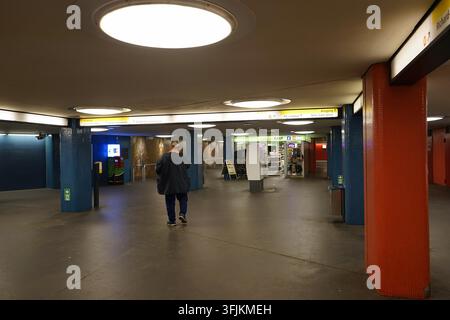 Farbenfrohes Interieur der U-Bahn-Station Richard-Wagner-Platz an der U7-Linie, Berlin, Deutschland, März 2019 Stockfoto