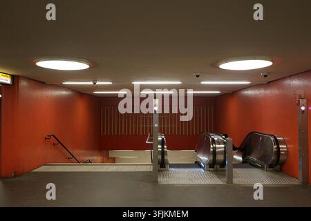 Farbenfrohes Interieur der U-Bahn-Station Richard-Wagner-Platz an der U7-Linie, Berlin, Deutschland, März 2019 Stockfoto
