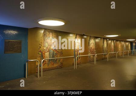 Farbenfrohes Interieur der U-Bahn-Station Richard-Wagner-Platz an der U7-Linie, Berlin, Deutschland, März 2019 Stockfoto