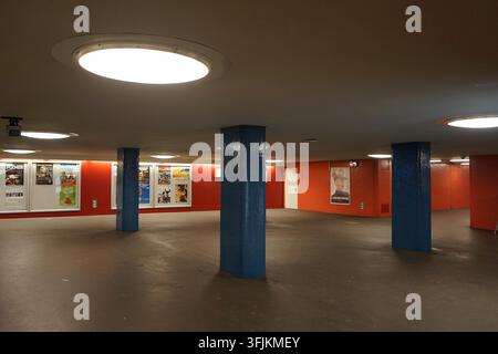 Farbenfrohes Interieur der U-Bahn-Station Richard-Wagner-Platz an der U7-Linie, Berlin, Deutschland, März 2019 Stockfoto