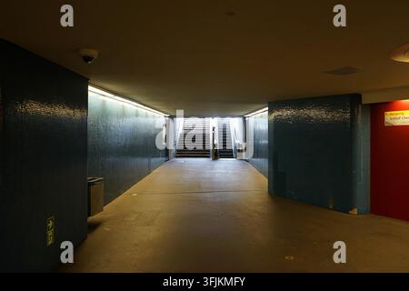 Farbenfrohes Interieur der U-Bahn-Station Richard-Wagner-Platz an der U7-Linie, Berlin, Deutschland, März 2019 Stockfoto