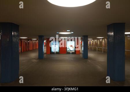 Farbenfrohes Interieur der U-Bahn-Station Richard-Wagner-Platz an der U7-Linie, Berlin, Deutschland, März 2019 Stockfoto