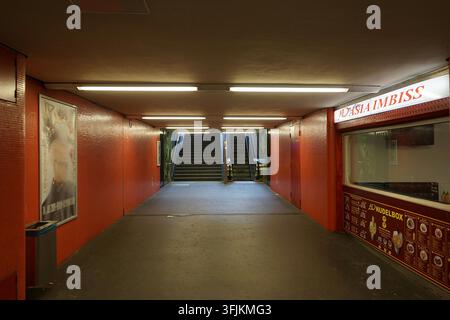 Farbenfrohes Interieur der U-Bahn-Station Richard-Wagner-Platz an der U7-Linie, Berlin, Deutschland, März 2019 Stockfoto