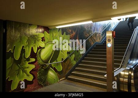 Farbenfrohes Interieur der U-Bahn-Station Richard-Wagner-Platz an der U7-Linie, Berlin, Deutschland, März 2019 Stockfoto