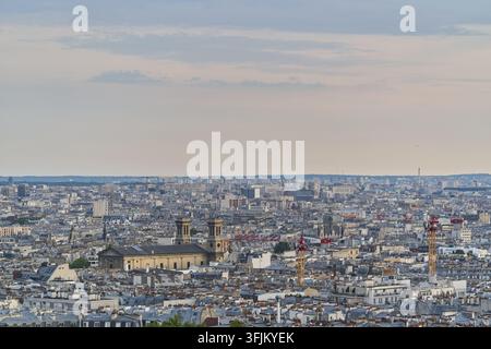 Erhöhte Panoramaaussicht über die Stadtlandschaft von Paris von Montmartre, Paris, Île-de-France, Frankreich. Stockfoto