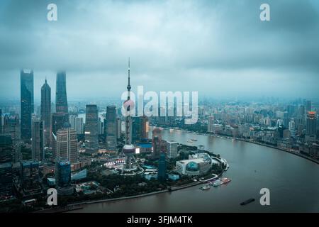 Panoramablick auf die Skyline von Shanghai und den Oriental Pearl Tower unter einem bewölkten Himmel Stockfoto
