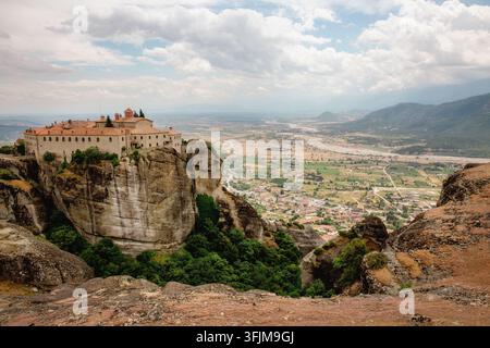 Historisches orthodoxes Kloster, das auf einer dramatischen Felsformation in Meteora, Griechenland, thront Stockfoto