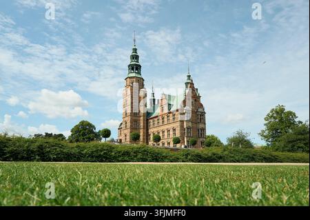Niedriger Blick auf das Rosenborg-Schloss an einem sonnigen Tag Stockfoto
