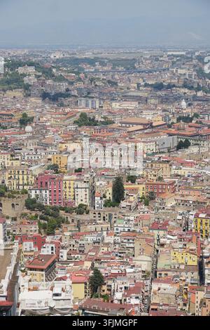 Hohe Blickwinkelansicht der weitläufigen Stadt Neapel in Italien Stockfoto