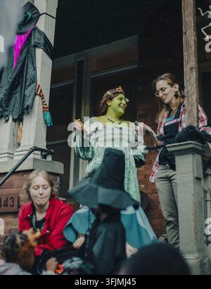 Menschen in festlichen Kostümen feiern Halloween auf einer Veranda Stockfoto