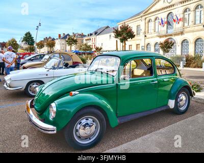 Volkswagen Käfer aus den 1960er/70er Jahren auf einer Oldtimerschau - Le Blanc, Indre (37), Frankreich. Stockfoto