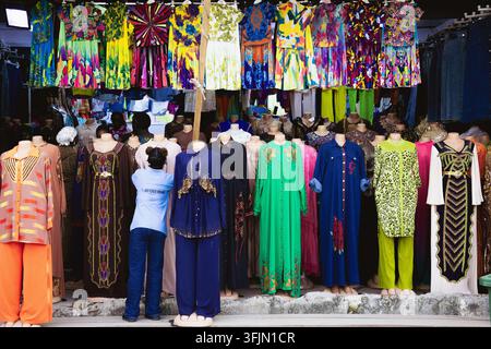 Lagos, Nigeria – 4. Juli 2026. Bunte Kleider und Gewänder werden auf Schaufensterpuppen und Kleiderständern auf einem geschäftigen Straßenmarkt in Lagos ausgestellt Stockfoto