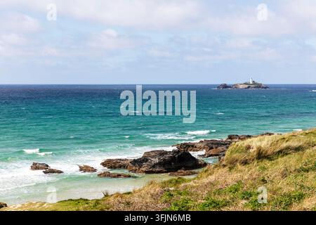 Godrevy-Leuchtturm, Godrevy, Cornwall, England, Godrevy-Leuchtturm von der Küste bei Gwithian, Cornwall, England, aus gesehen, mit türkisfarbenem Wasser Stockfoto