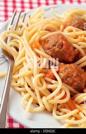Spaghetti und Fleischbällchen. Ein italienisch-amerikanisches Nudeln-Gericht, inspiriert von ähnlichen Gerichten aus Süditalien Stockfoto