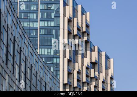 Außendetail eines modernen Wohnhochhauses mit Betonplatten Stockfoto