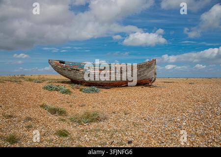 Ein altes verlassenes Fischerboot am Kiesstrand in Dungeness in Kent, UK Stockfoto