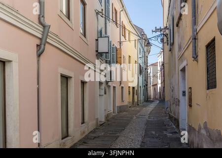 Stadtbild mit malerischen traditionellen Gebäuden auf einer gepflasterten Gasse im alten Stadtzentrum, aufgenommen in hellem Sommerlicht in Izola, Slowenien Stockfoto