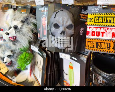 Halloween-Dekorationen und Merchandise zum Verkauf in einem britischen Supermarkt. Stockfoto