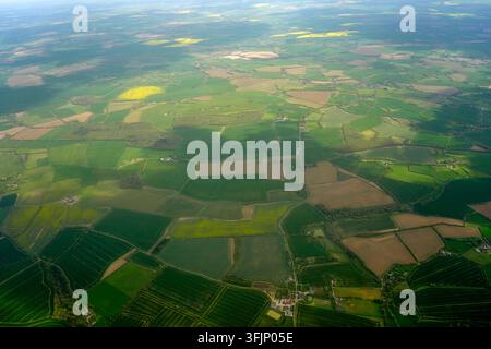 Luftbild aus großer Höhe über bunte, geflickte landwirtschaftliche Felder und die Landschaft in der Nähe von Stansted, Essex, England. Stockfoto