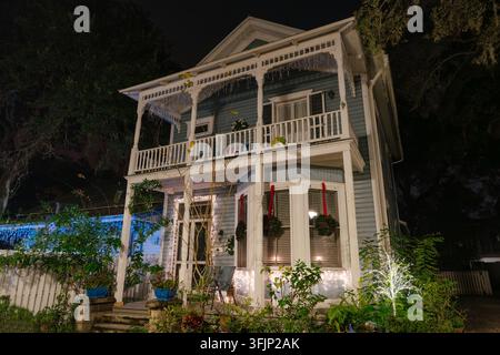 Historisches viktorianisches Haus leuchtet nachts mit Weihnachtslichtern Stockfoto