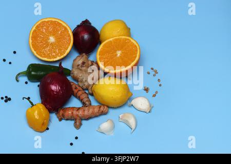 Feuer-Zider-Zutaten auf einem Tisch. Obst und Gemüse auf blauem Hintergrund. Gesundes Lebensmittelkonzept. Oberblick. Stockfoto