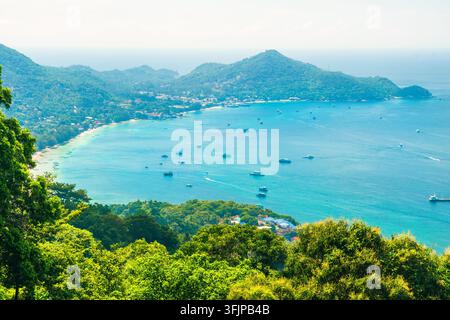 Panoramischer Luftblick auf Koh Tao mit tropischen Hügeln, langer Küstenlinie, türkisfarbener Bucht und Booten im Golf von Thailand. Tauchtourismus, Insel Stockfoto