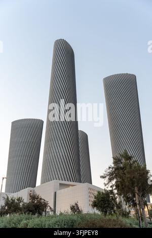 Lusail City, Katar – 25. November 2025: Vertikale Abendansicht, die die nachhaltigen, verdrehten Lusail Plaza Türme einfängt, die aus marinetauglichem Aluminium gefertigt sind. Stockfoto