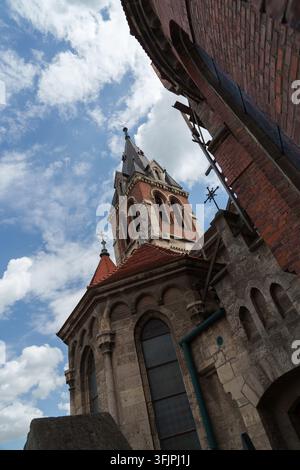 Niedriger Winkel der Kirche St. Stanislaus in Chortkiv mit roten Backsteinmauern und Türmen. Stockfoto
