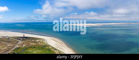Luftbild eines Leuchtturms auf einer niederländischen Insel mit einer weiteren Insel in der Ferne Stockfoto