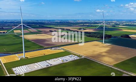 Luftbild von Windturbinen und einer Stromunterstation in Espel, den Niederlanden Stockfoto